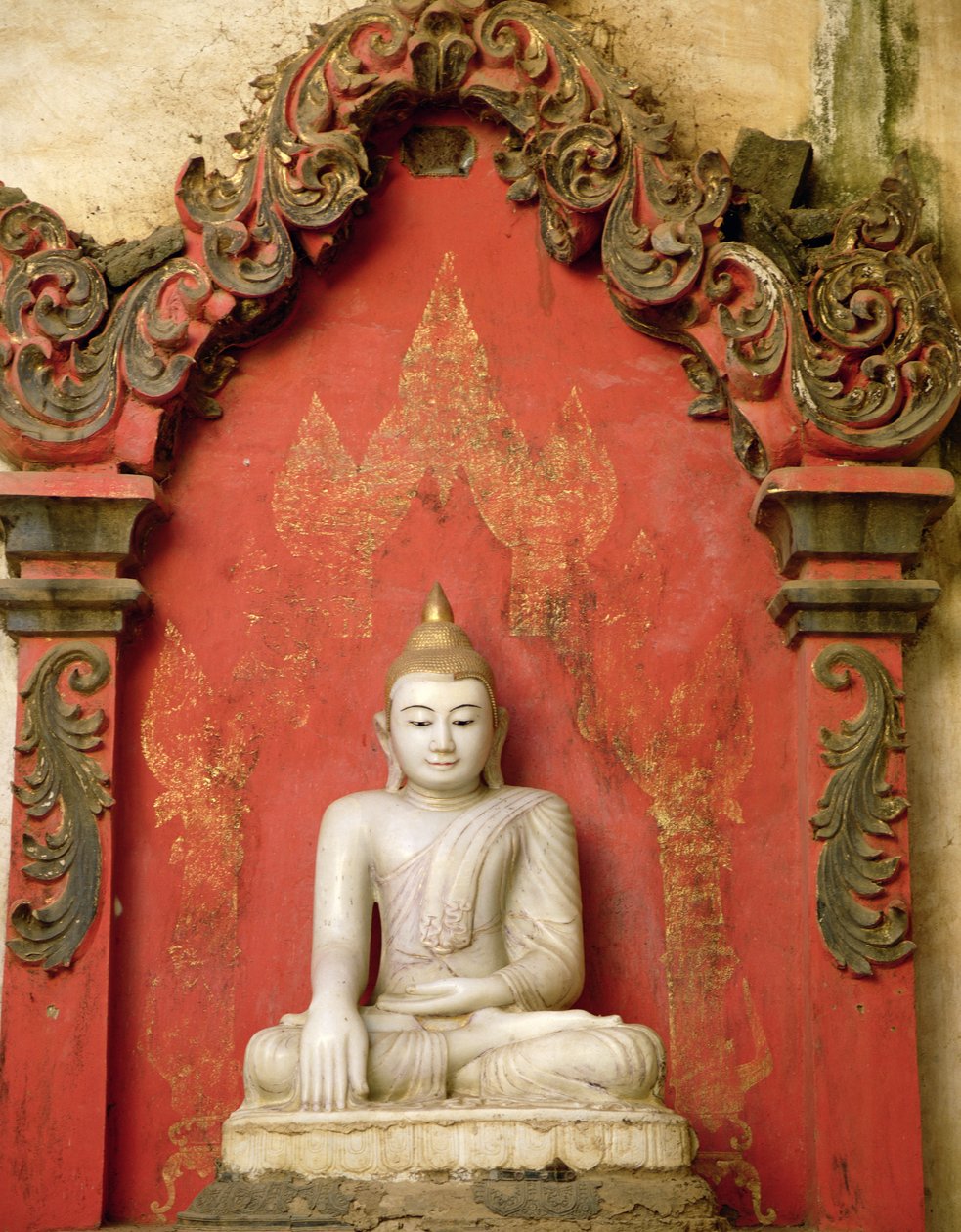 Istuva Buddha meditaatiossa (alabasteri) tekijältä Burmese School