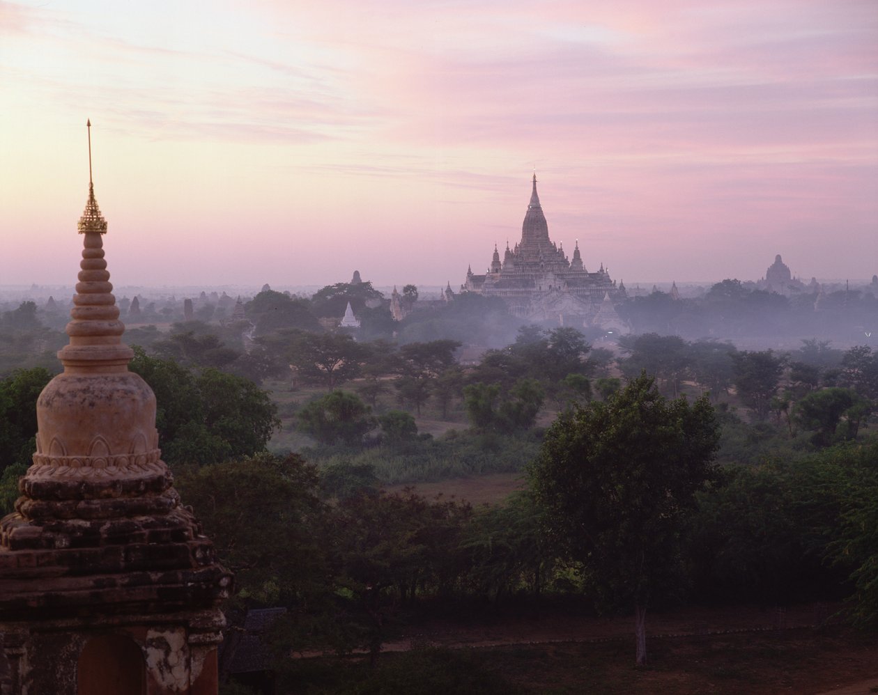 Anandan temppeli auringonnousun aikaan, rakennettu vuonna 1090 tekijältä Burmese School