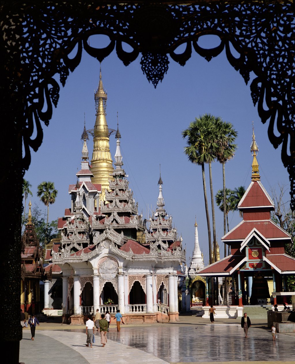 Shwedagon-pagodin tazaung, rakennettu 1453-72 tekijältä Burmese School