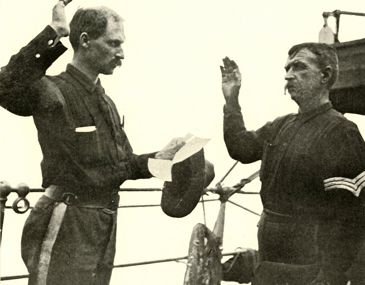 Luutnantti Lewis reenlisting Thomas Dixonin, Espanjan ja Amerikan sodan, 19. kesäkuuta 1898, 1899. tekijältä Burr McIntosh