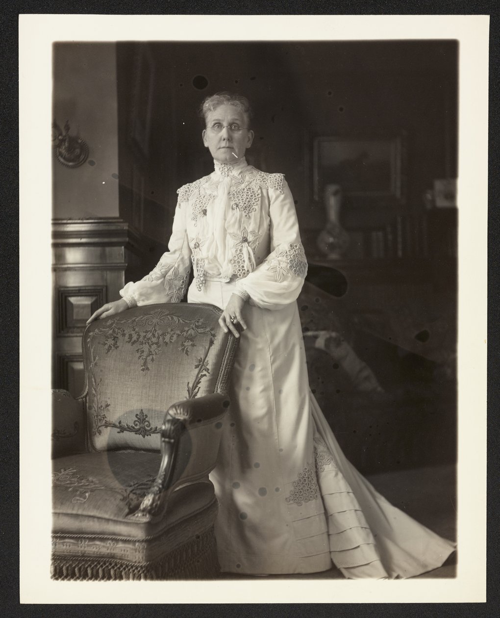 Rouva John Arbuckle, n. 1900–1910 (valkovalkoinen) tekijältä Burr William McIntosh