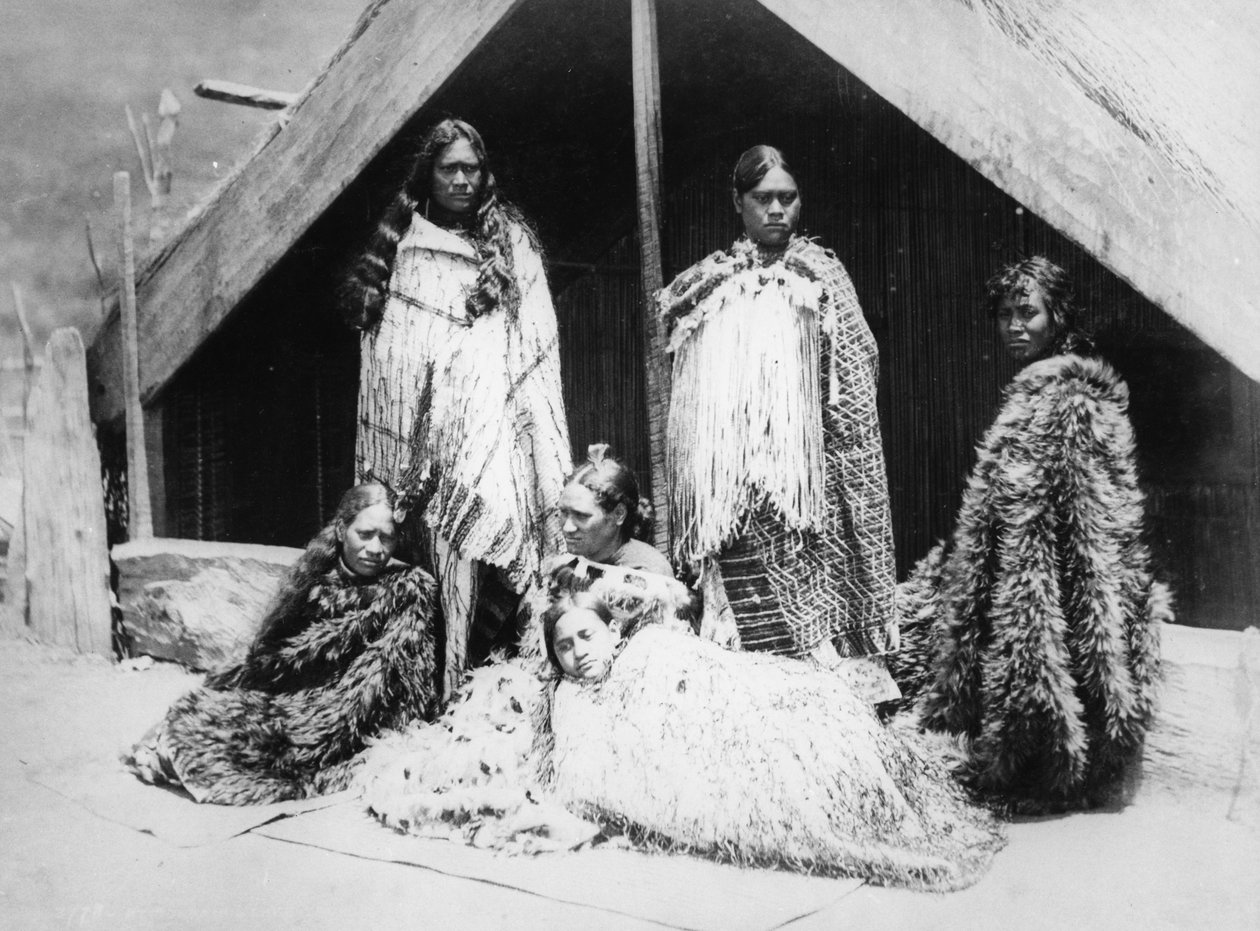 Maorinaisten ryhmä, noin 1880-luku tekijältä Burton Brothers Studio