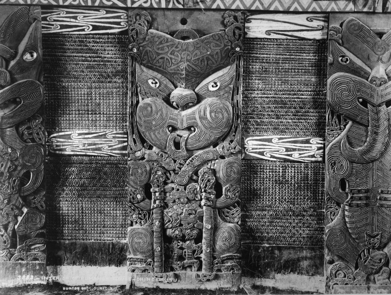Maorikaiverruksia ja tukutukupaneeleja Tamatekapuan kokoustalossa Ohinemutussa, noin 1880-luku tekijältä Burton Brothers Studio