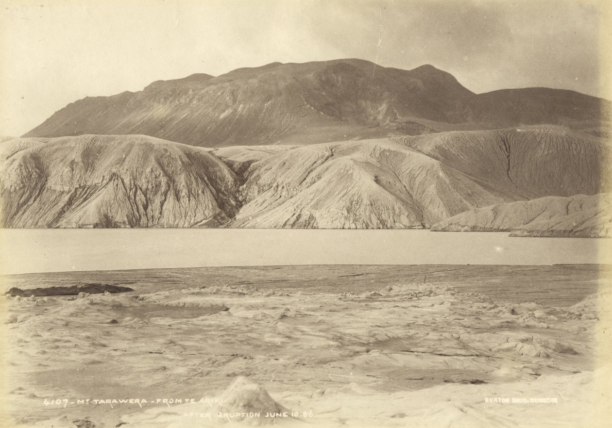 Mt. Tarawera Te Arikista. Purkauksen jälkeen kesäkuuta 10.86, heinäkuuta 1886 (albumiprintti) tekijältä Burton Brothers Studio
