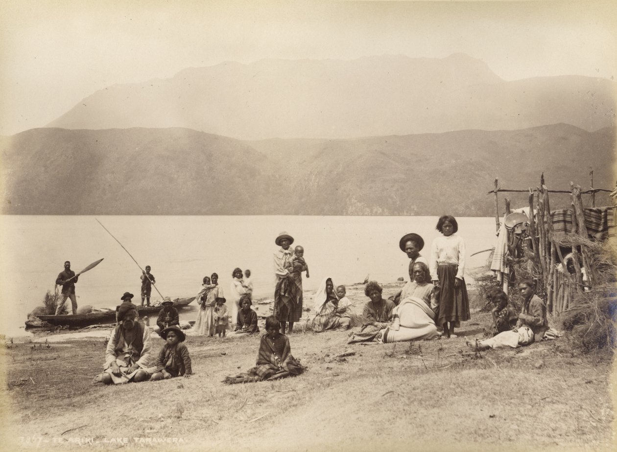 Te Ariki - Tarawera-järvi, n. 1885 (albumiprintti) tekijältä Burton Brothers Studio