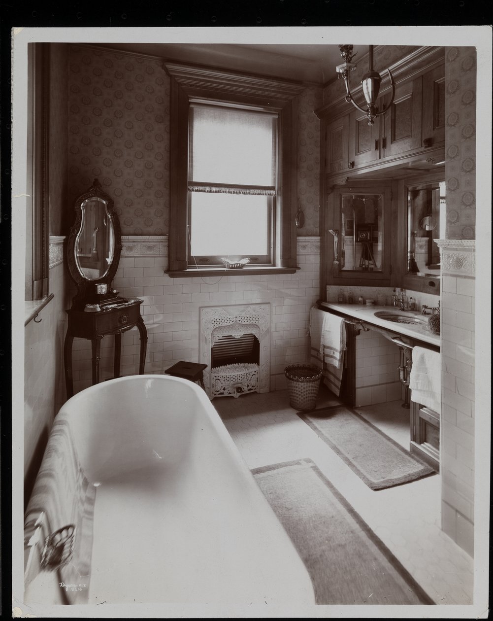 Kylpyhuone Edward Brandeisin asunnossa osoitteessa 16 West 88th Street, New York, 1902 (hopeagelatiinivedos). tekijältä Byron Company
