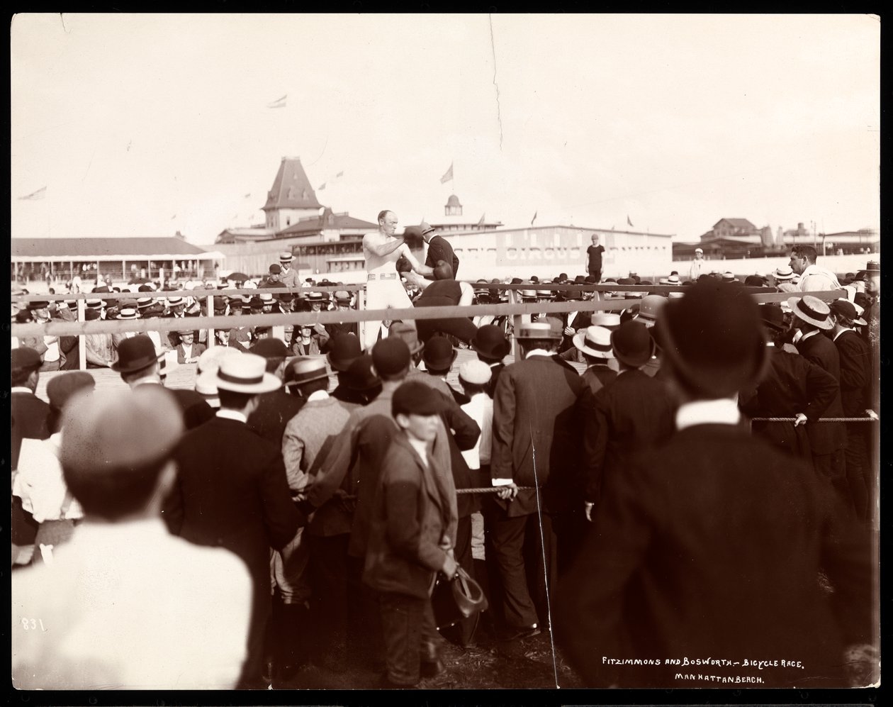 Nyrkkeilyottelu Robert Prometheus Fitzsimmonsin ja Bosworthin välillä polkupyöräkilpailun päivänä Manhattan Beachilla, New Yorkissa, 1895 (hopeagelatiinivedos). tekijältä Byron Company