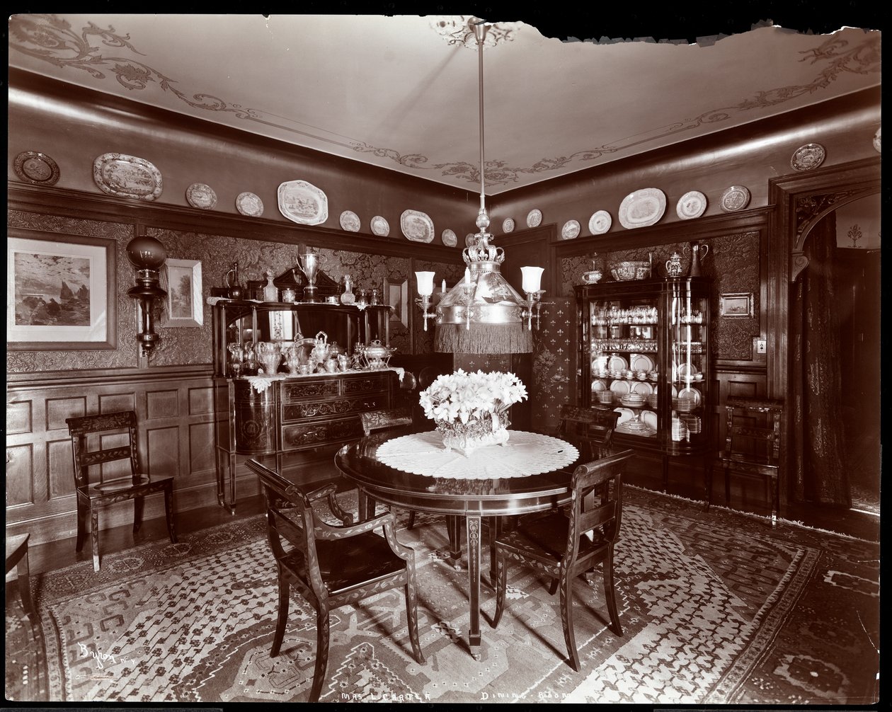 Ruokasali rouva Leslie Carterin asunnossa New Yorkissa, 1903 (hopeagelatiinivedos). tekijältä Byron Company