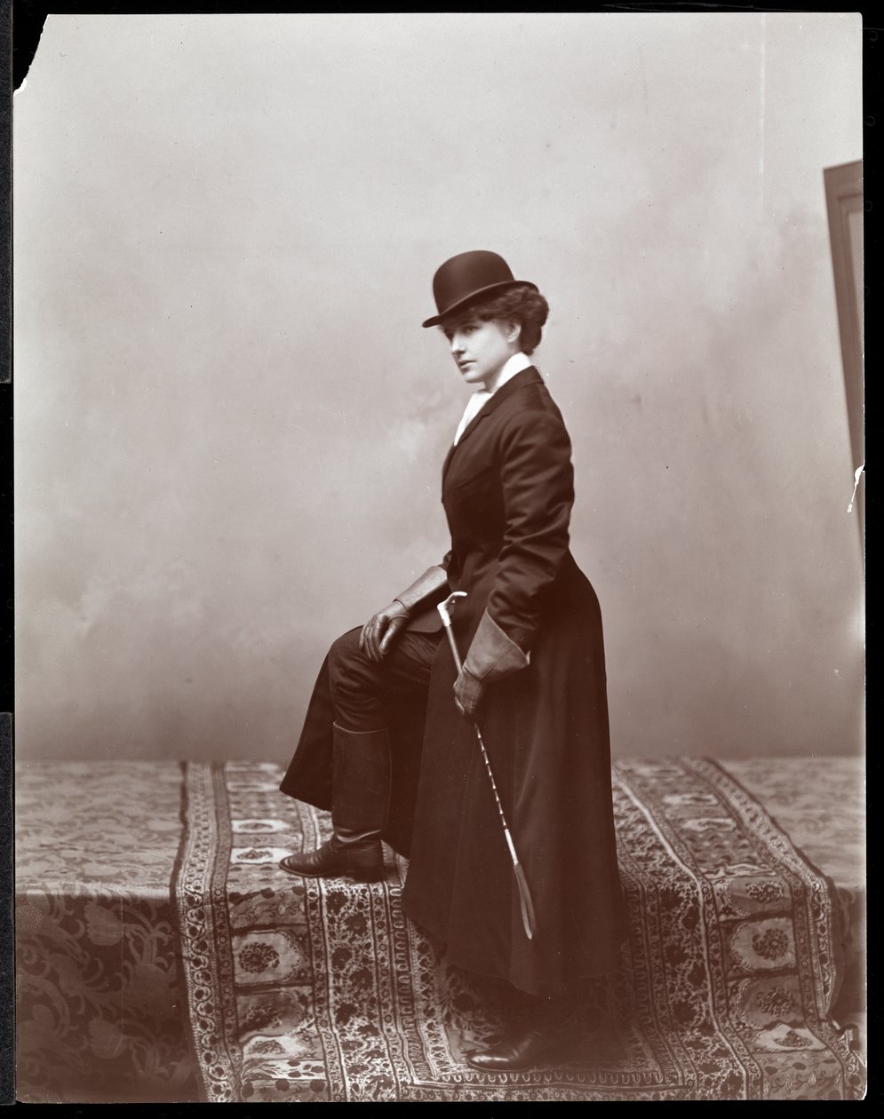 Naismalli poseeraa kuvittaja Malcolm Straussin studiossa, noin 1895 (hopeagelatiinivedos). tekijältä Byron Company