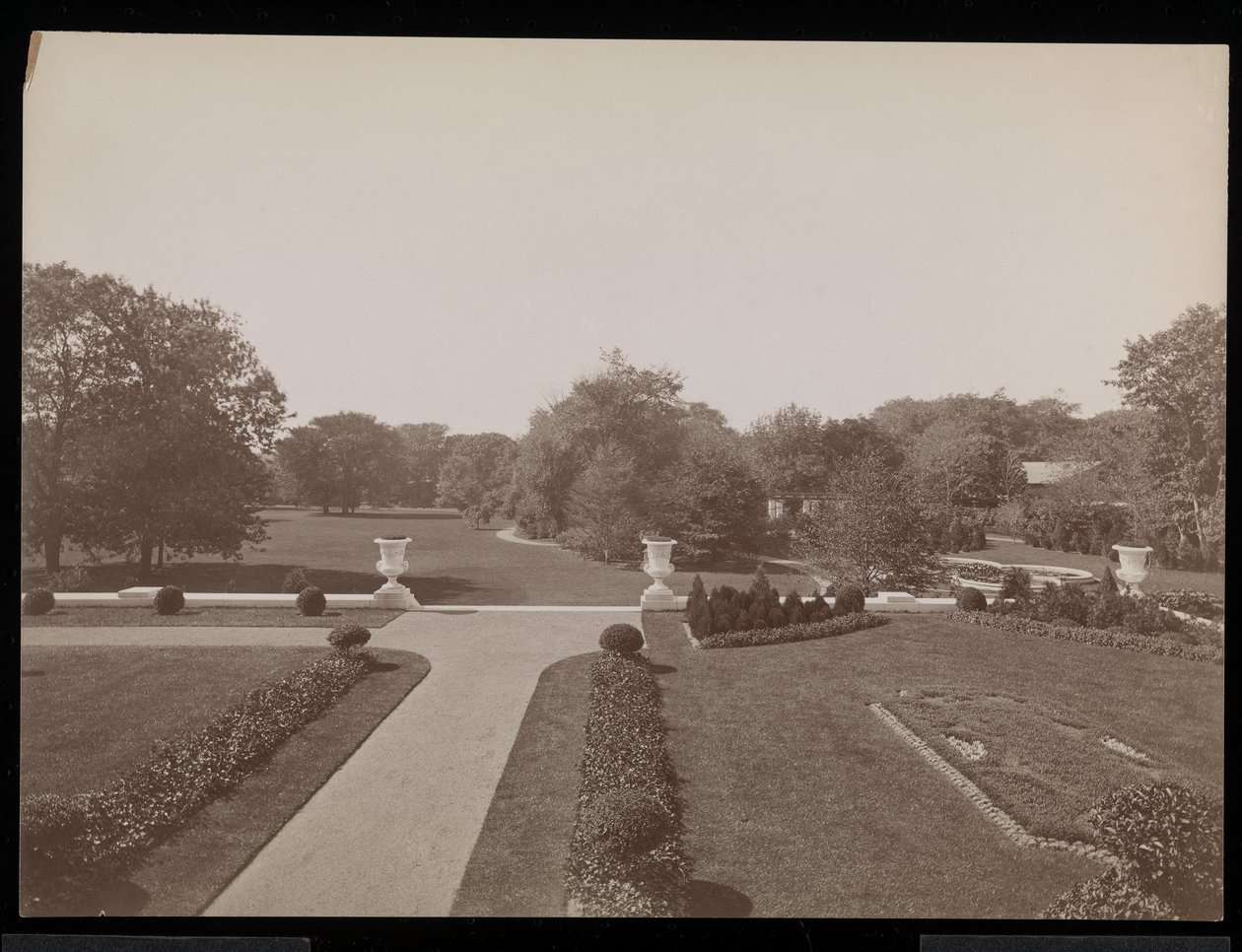 Muodollinen puutarha E.D. Berwindin asuinpaikka, Newport, Rhode Island, n. 1905 (hopeagelatiiniprintti) tekijältä Byron Company
