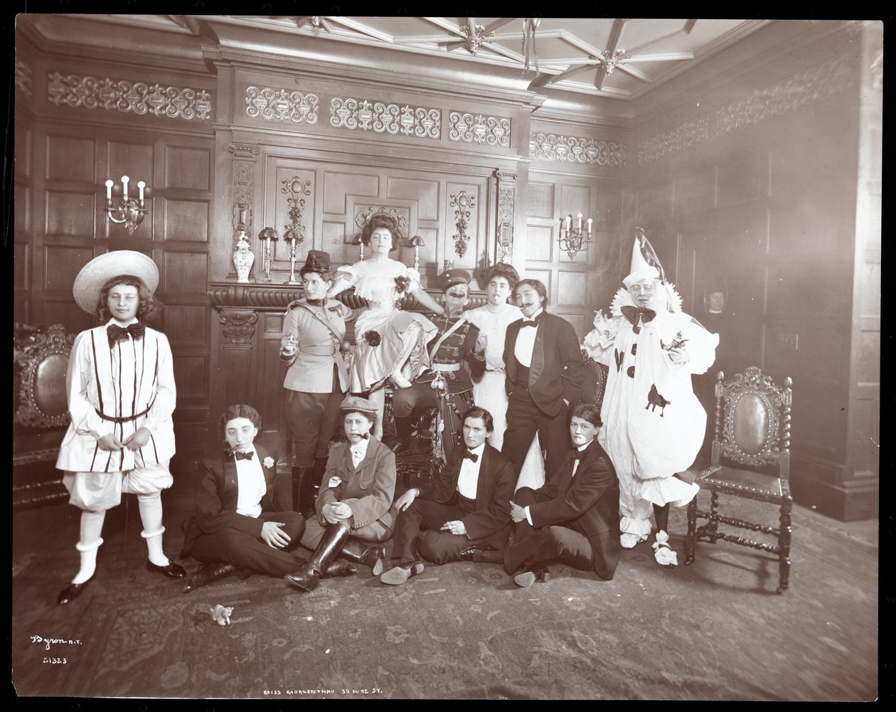 Ryhmä puvussa neiti Morgentaun kotona, 30 West 72nd Street, New York, 1906 (hopeagelatiinivedos). tekijältä Byron Company