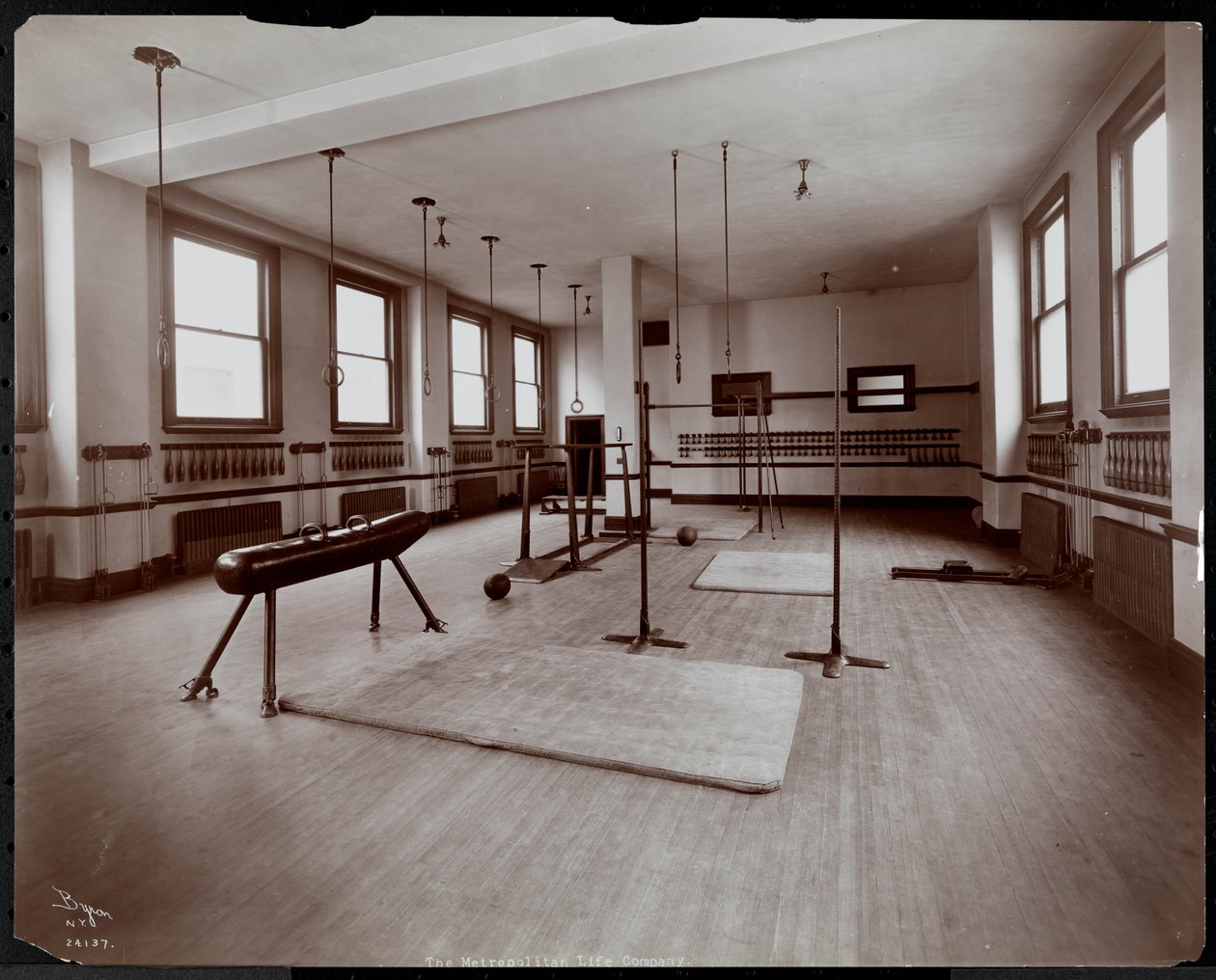 Kuntosali Metropolitan Life Insurance Co.:ssa osoitteessa 23rd Street ja Madison Avenue, New York, 1907 (hopeagelatiiniprintti) tekijältä Byron Company