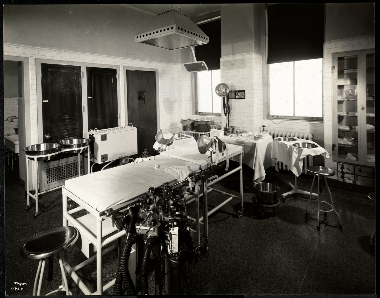 Sairaalan leikkaus- tai synnytyssali, New York, 1941 tai 1942 (hopeagelatiiniprintti) tekijältä Byron Company