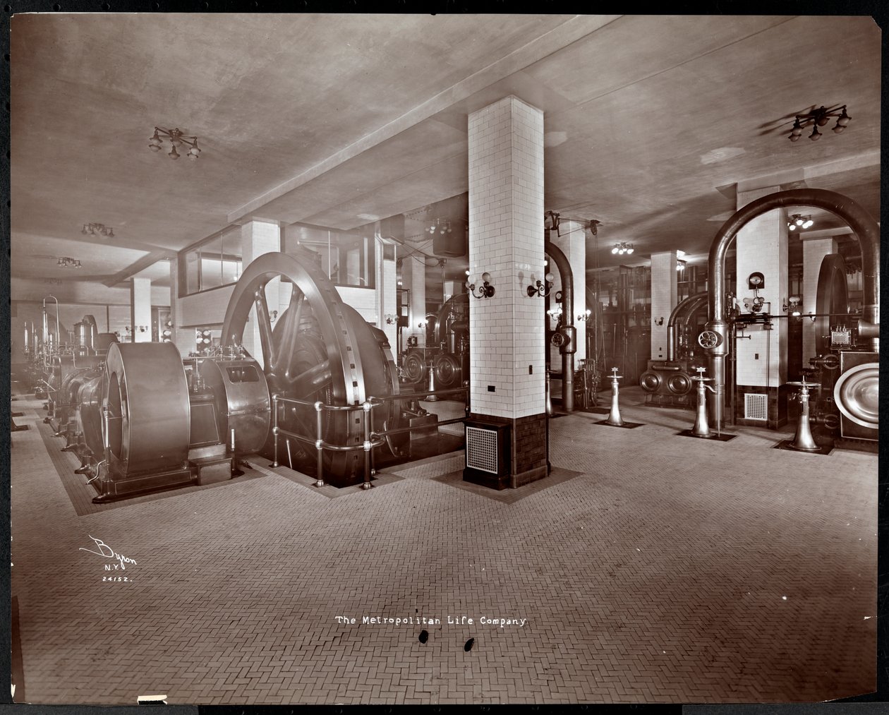Mekaaninen laitehuone Metropolitan Life Insurance Co.:ssa osoitteessa 23rd Street ja Madison Avenue, New York, 1907 (hopeagelatiiniprintti) tekijältä Byron Company