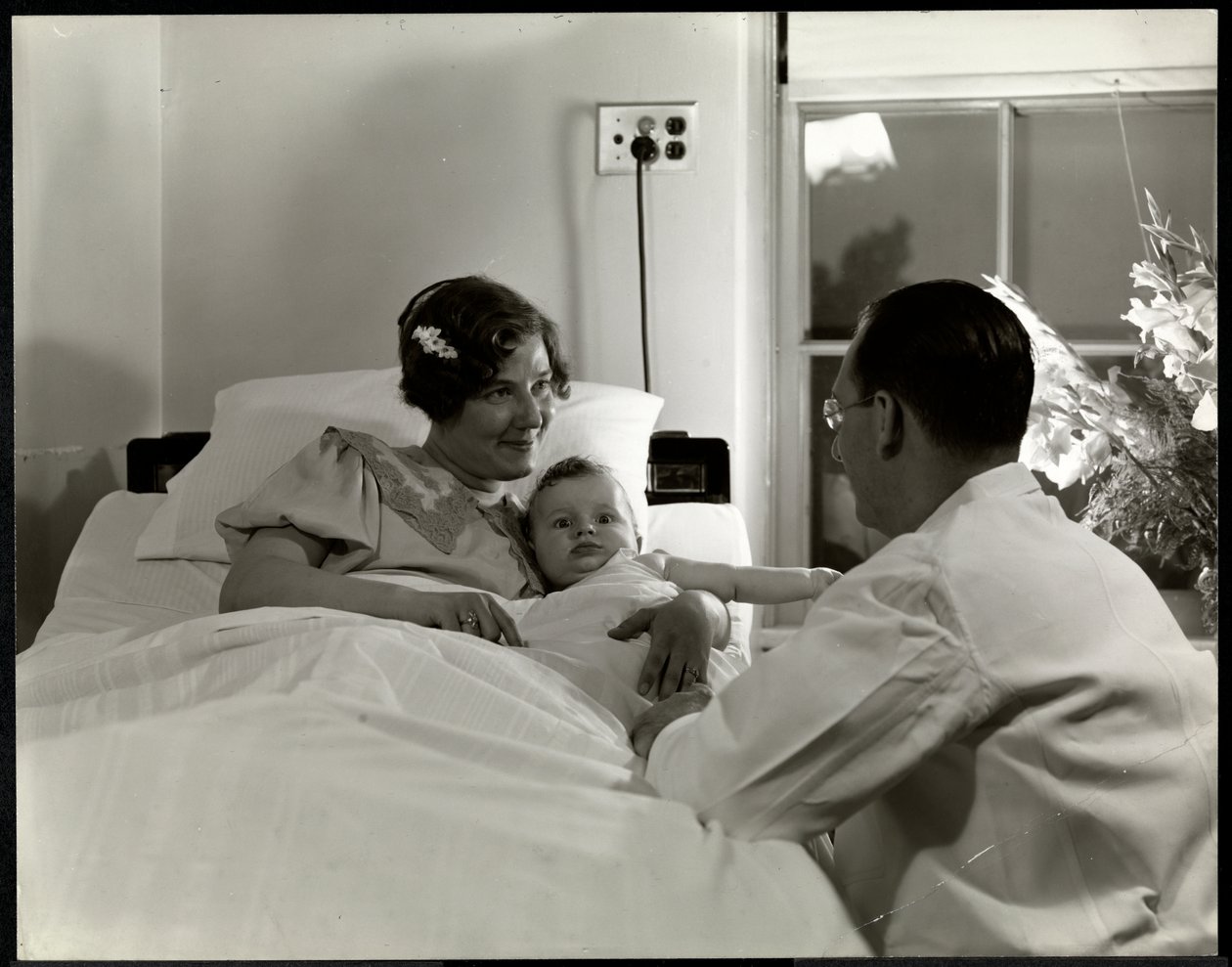 Äiti ja lapsi sairaalasängyssä, New York, n. 1937 (hopeagelatiiniprintti) tekijältä Byron Company