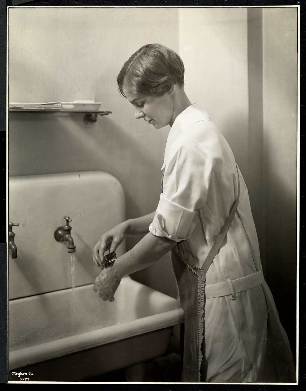 Sairaanhoitaja pesemässä käsiään, 1928 (hopeagelatiiniprintti) tekijältä Byron Company