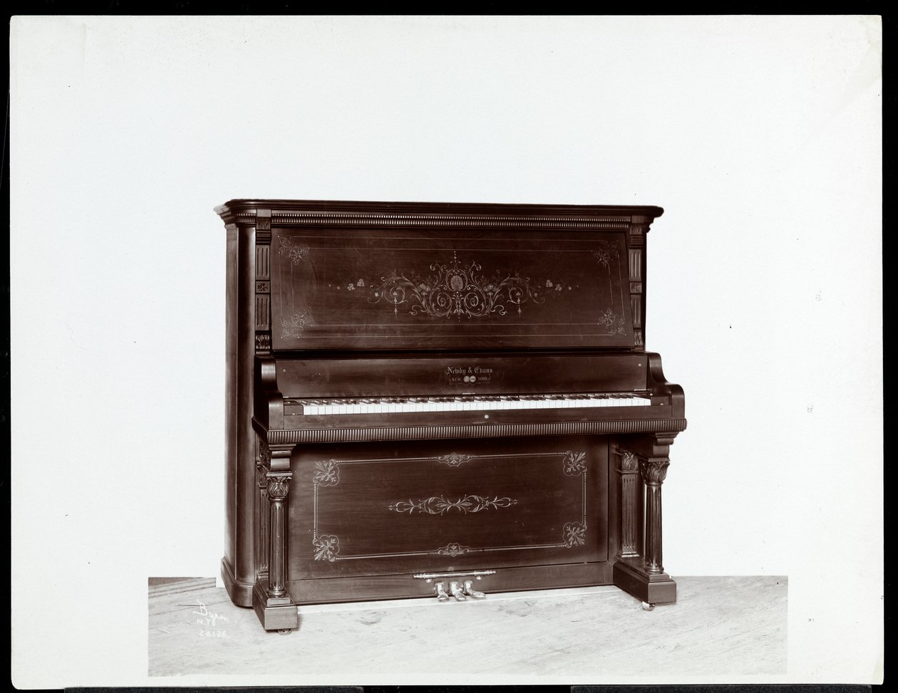 Newby und Evans Piano Co.:n piano, 1907 (hopeagelatiiniprintti) tekijältä Byron Company