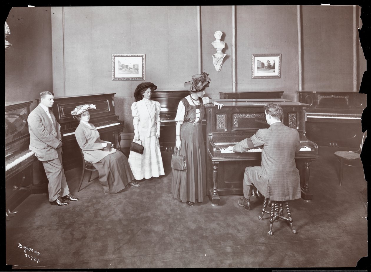 Piano Showroom, New York, 1907 (hopeagelatiiniprintti) tekijältä Byron Company