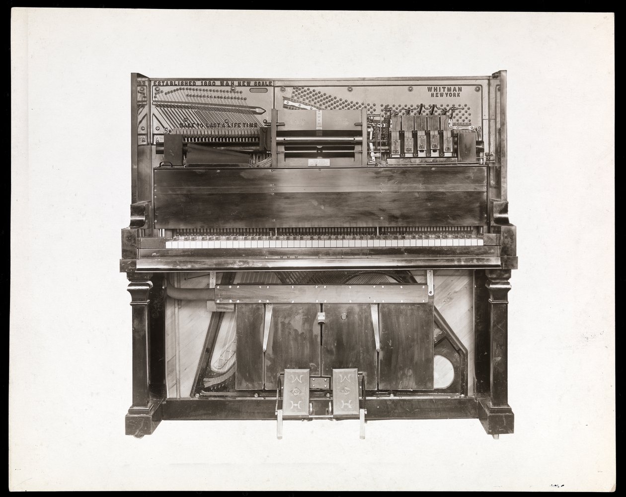 Soitinpiano, 1915-16 (hopeagelatiiniprintti) tekijältä Byron Company