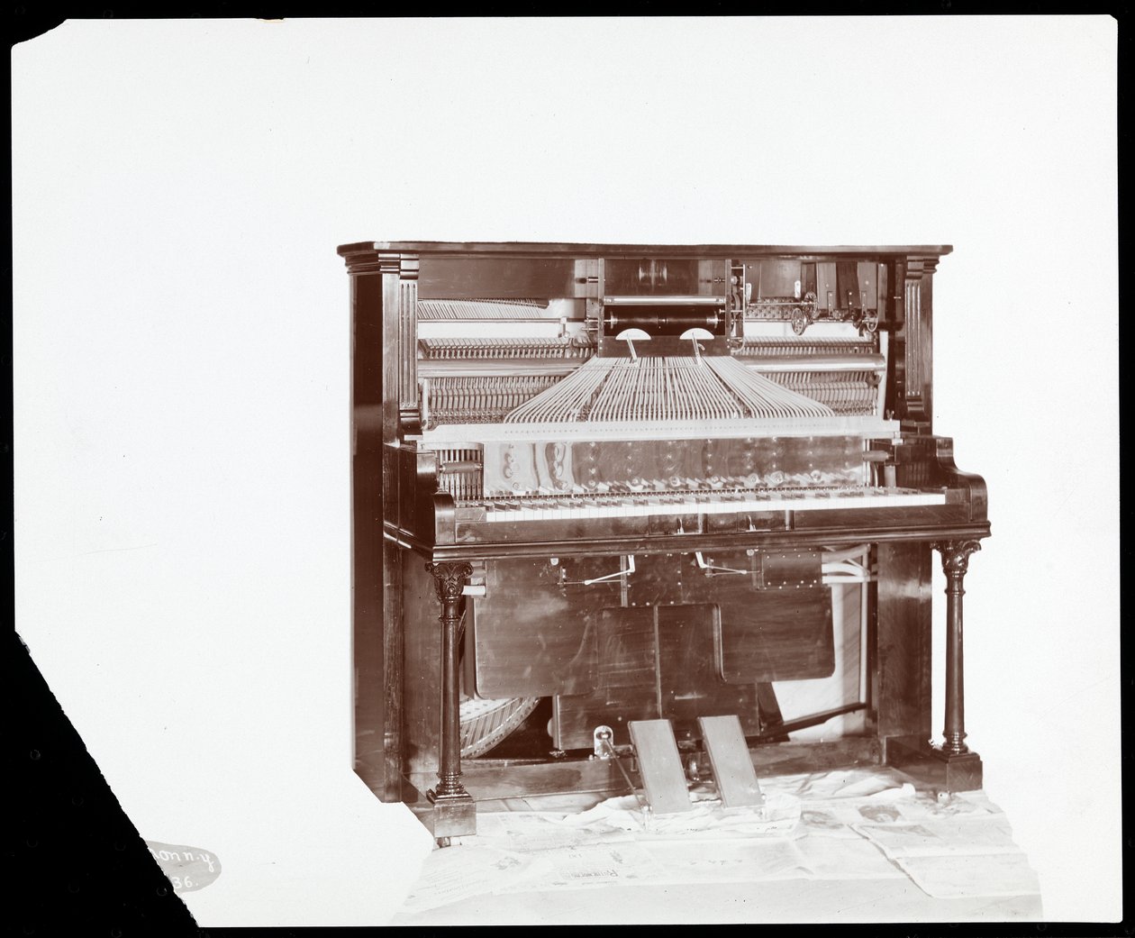 Ricca und Son Piano Co:n soitinpiano, 1907 (hopeagelatiinipaino). tekijältä Byron Company