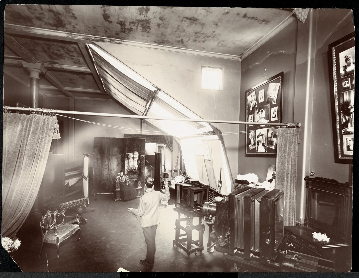 Muotokuvakuvaajan studio, 1896-98 (hopeagelatiiniprintti) tekijältä Byron Company
