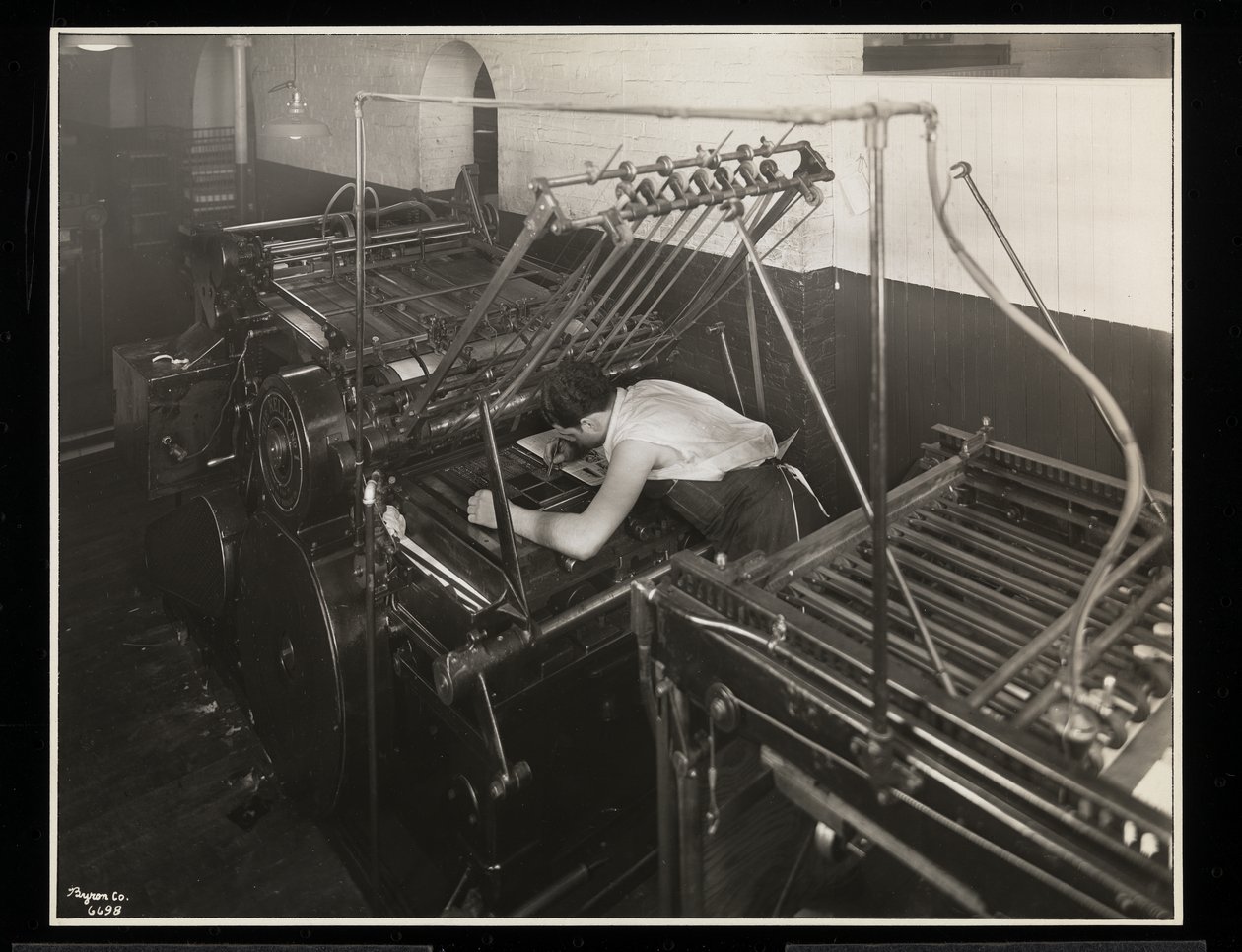 Painokone Unz und Co:ssa, 24 Beaver Street, New York, 1932 (hopeagelatiinivedos). tekijältä Byron Company