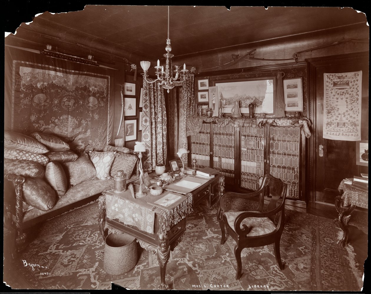 Yksityinen kirjasto rouva Leslie Carter -asunnossa New Yorkissa, 1903 (hopeagelatiiniprintti) tekijältä Byron Company