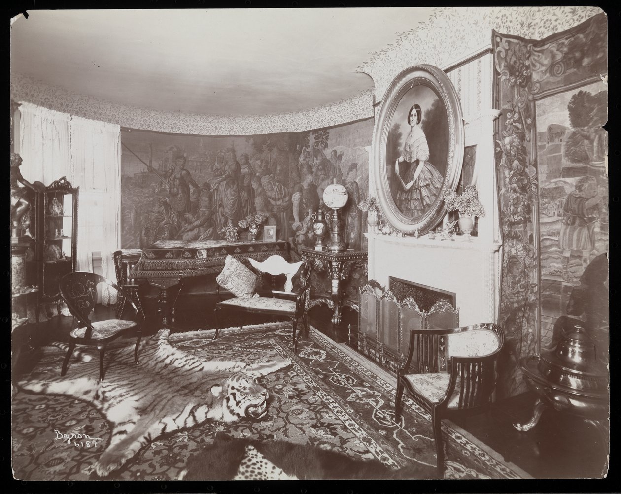Huone Westmoreland Davisin asunnossa Tuxedo Parkissa, New Yorkissa, 1899 (hopeagelatiinipaino) tekijältä Byron Company