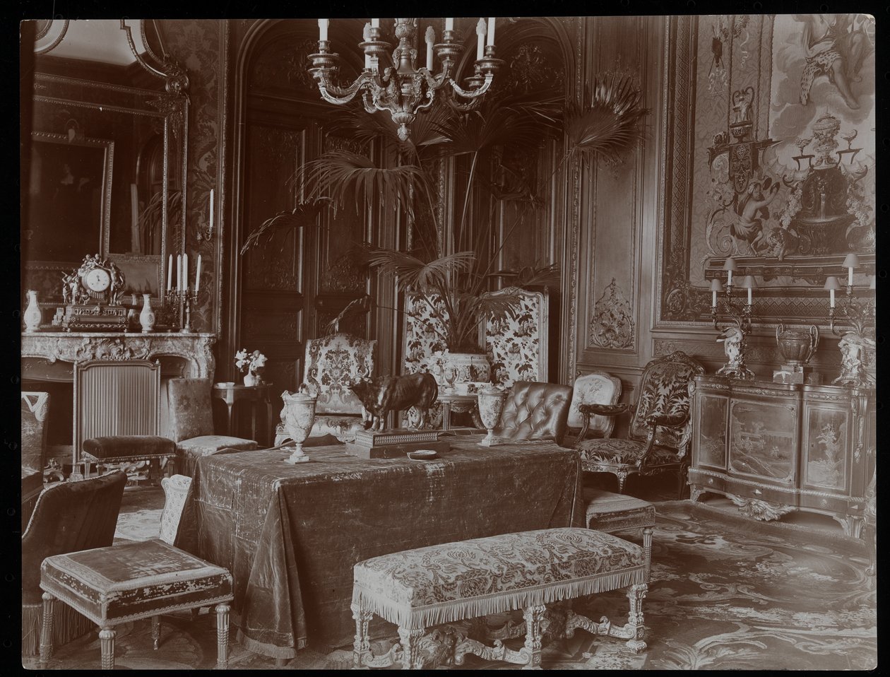 Huone kreivitär De Ganayn asunnossa, Pariisissa, n. 1900 (hopeagelatiiniprintti) tekijältä Byron Company
