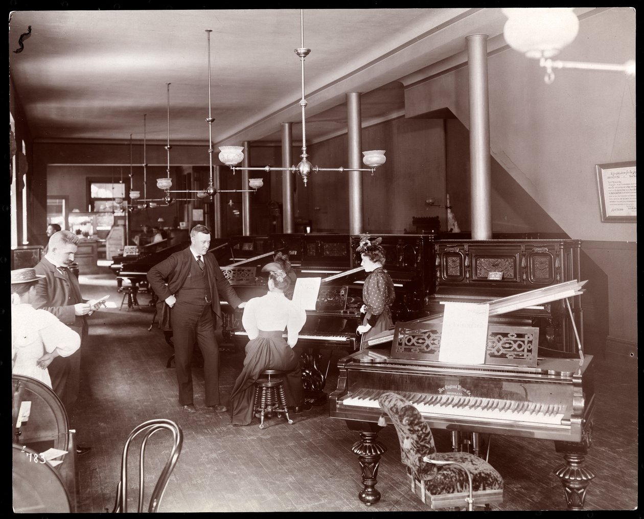 New England Piano Co.:n esittelytila, 1895 (hopeagelatiiniprintti) tekijältä Byron Company