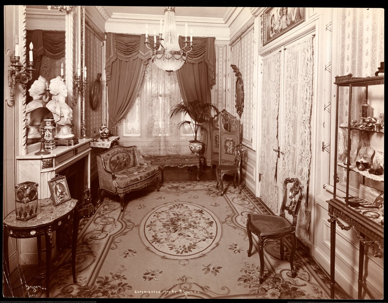 Pieni huone rouva Leslie Carter -asunnossa New Yorkissa, 1904 (hopeagelatiiniprintti) tekijältä Byron Company