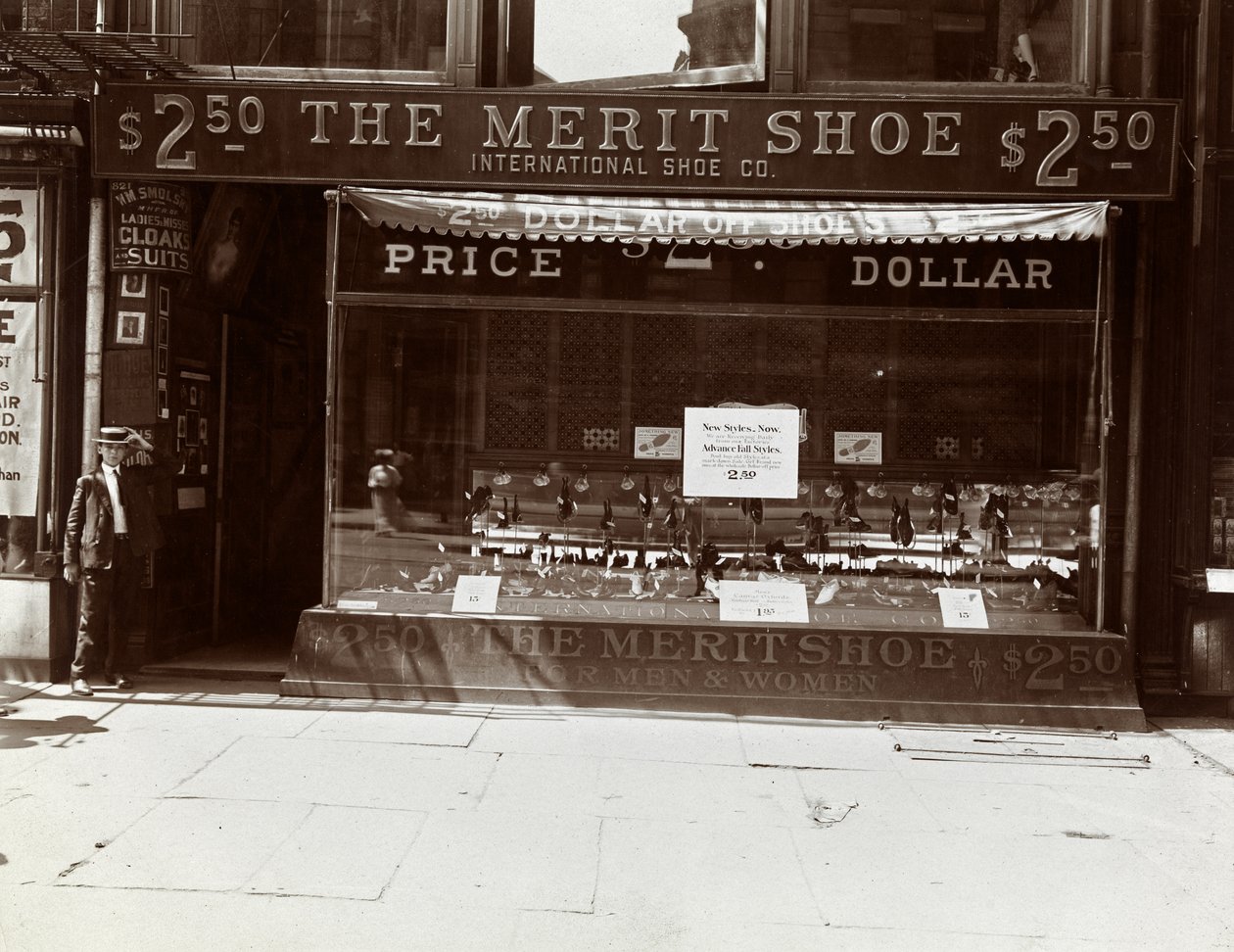 International Shoe Co.:n myymälä, New York, 1905 (hopeagelatiiniprintti) tekijältä Byron Company