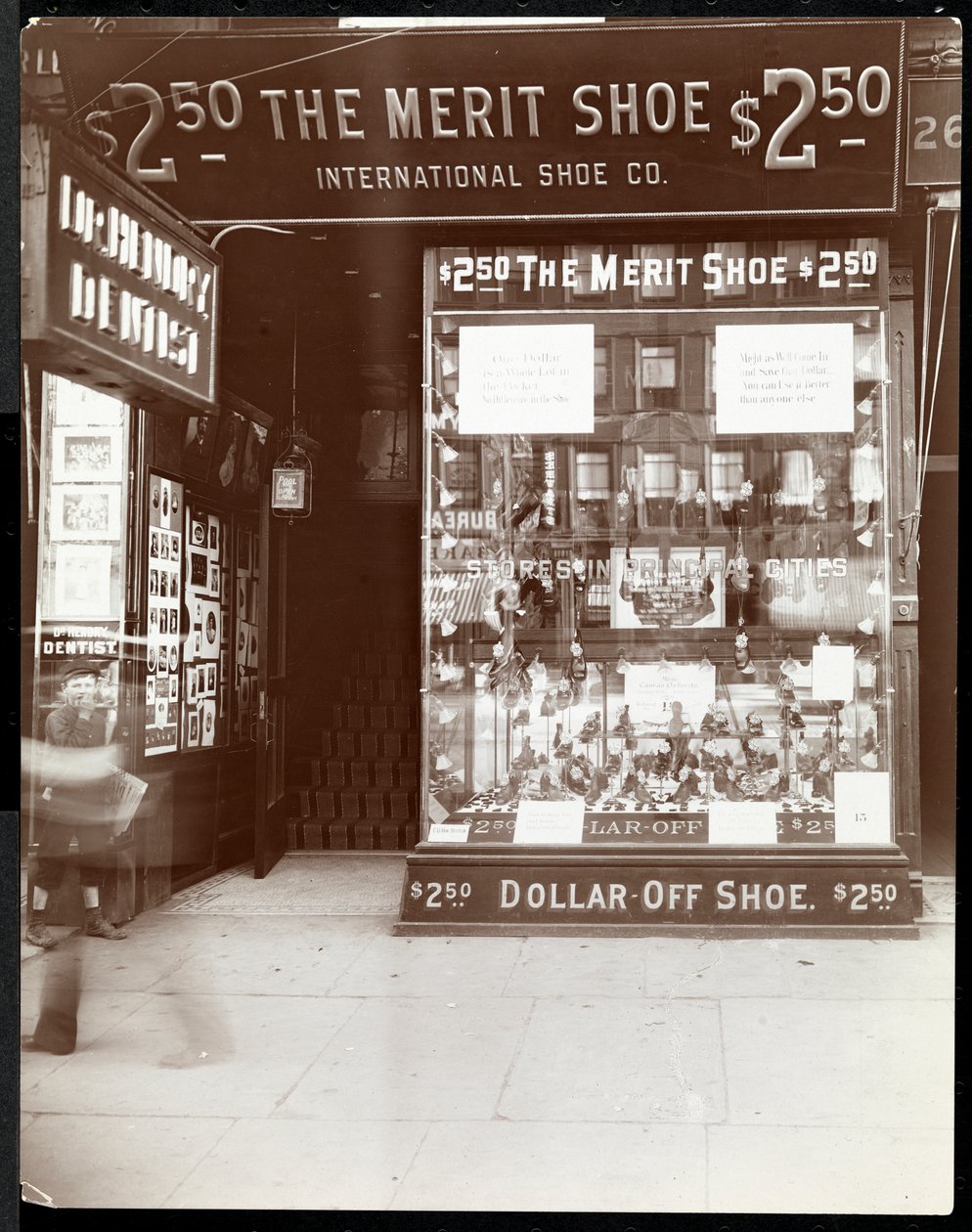 International Shoe Co.:n myymälä, New York, 1905 (hopeagelatiiniprintti) tekijältä Byron Company