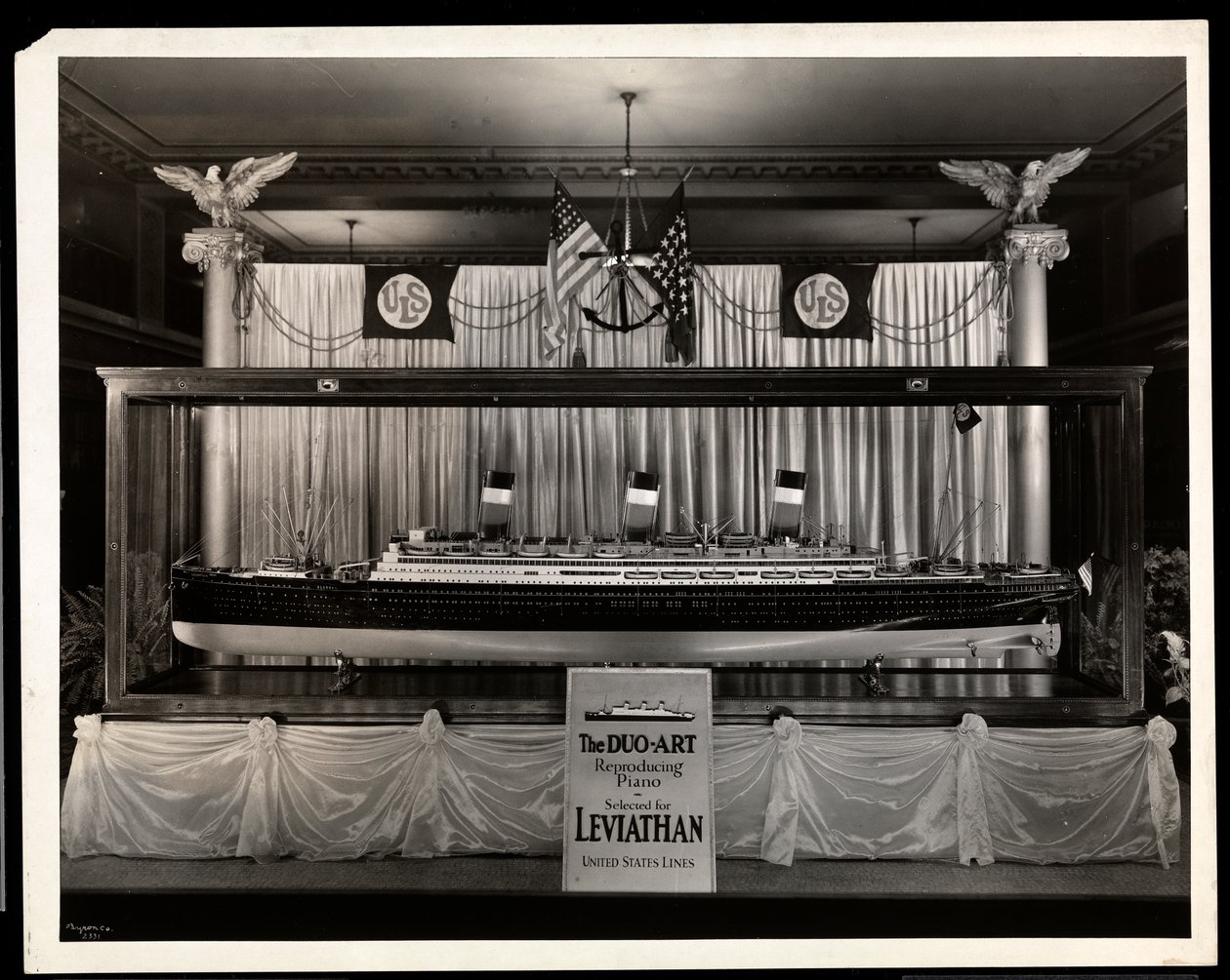 Ikkunanäyttely Aeolian Companyssa, 29 West 42nd Street, New York (hopeagelatiiniprintti) tekijältä Byron Company