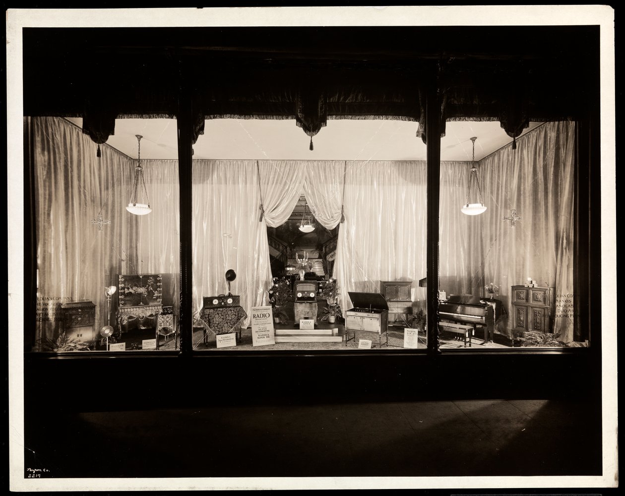 Aeolian Companyn näyteikkuna, 29 West 42nd Street, New York, 1924 (hopeagelatiinivedos). tekijältä Byron Company