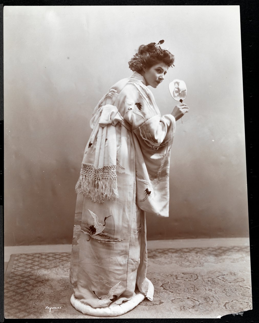 Nainen mallintaa japanilaista kimonoa, New York, 1904 (hopeagelatiiniprintti) tekijältä Byron Company