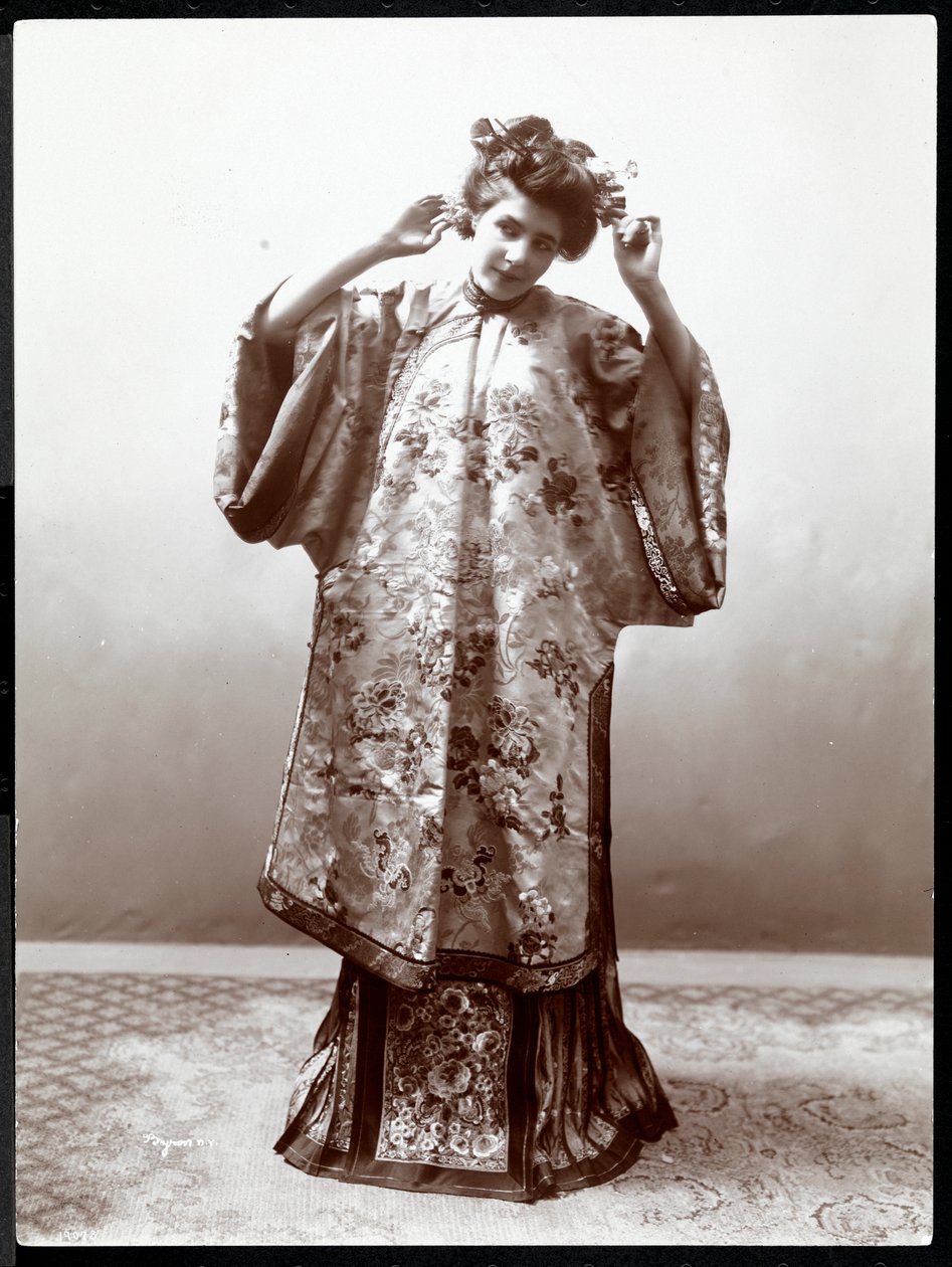 Nainen mallintaa japanilaista kimonoa, New York, 1904 (hopeagelatiiniprintti) tekijältä Byron Company