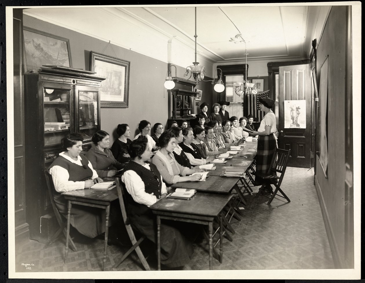 Naisten amerikkalaisuusluokka Rodeph Sholom Sisterhoodissa, 157 East 94th Street, New York, 1920 (hopeagelatiiniprintti) tekijältä Byron Company