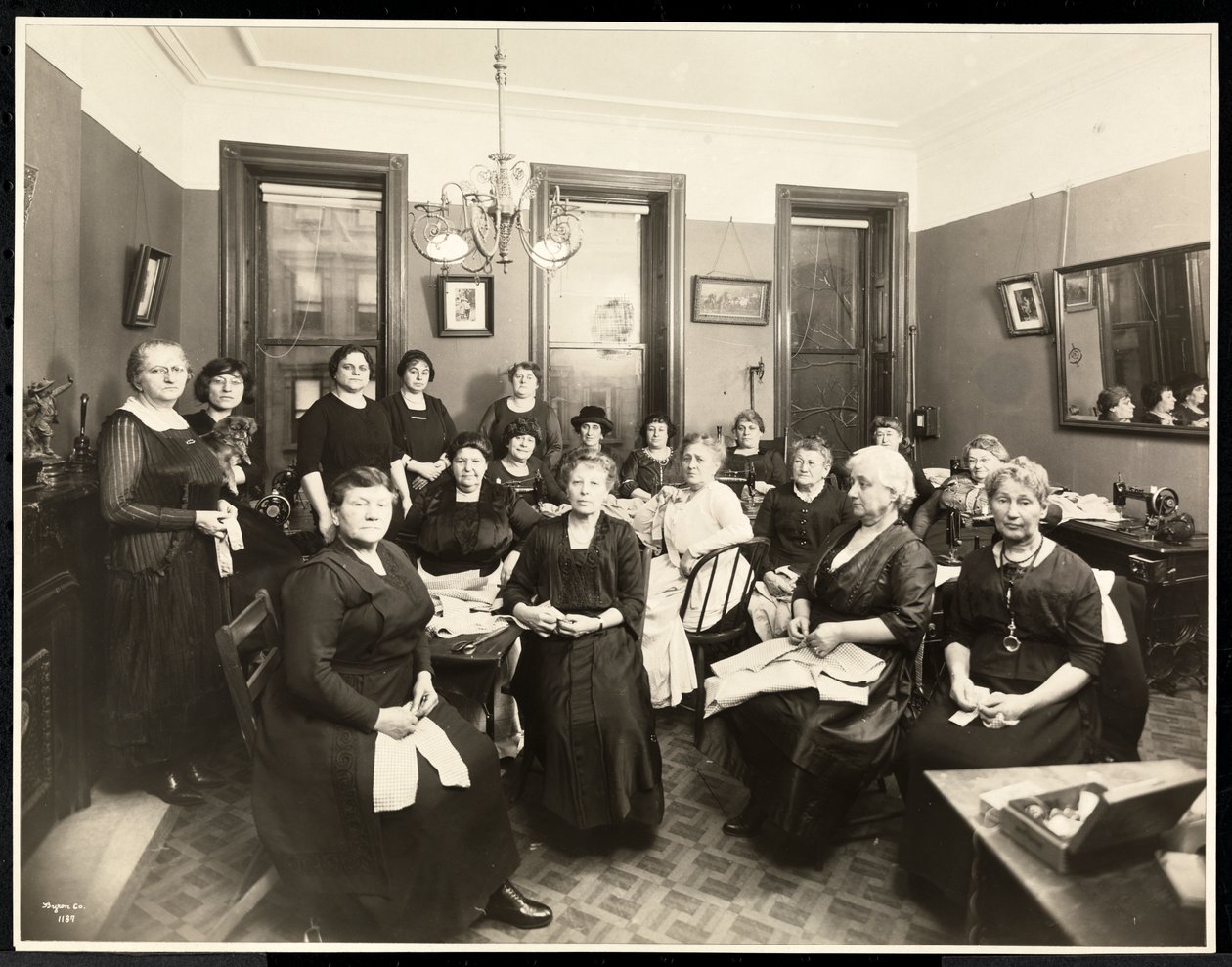 Naisten ompelupiiri osoitteessa 157 East 94th Street, Upper East Side, New York, 1920 (hopeagelatiiniprintti) tekijältä Byron Company