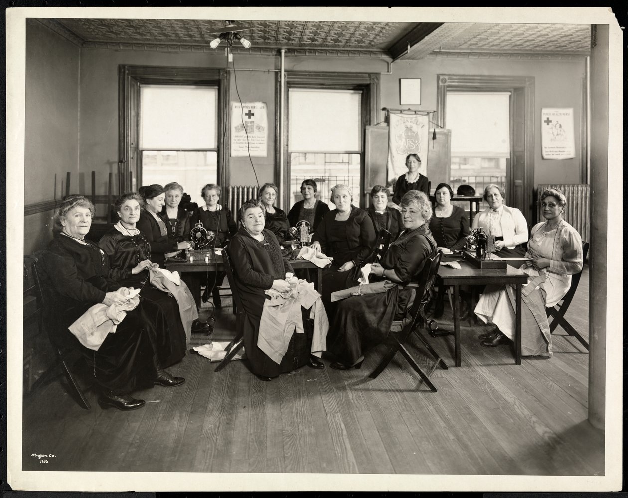 Naisten ompelupiiri Amelia Relief Societyssa, 115 East 101st Street, East Harlem, New York, 1920 (hopeagelatiiniprintti) tekijältä Byron Company