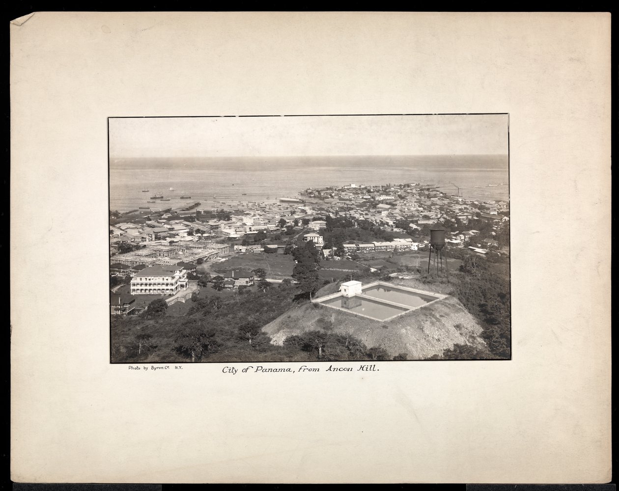 Ilmakuva Panama Citystä, 1912 tai 1913 (hopeagelatiiniprintti) tekijältä Byron Company