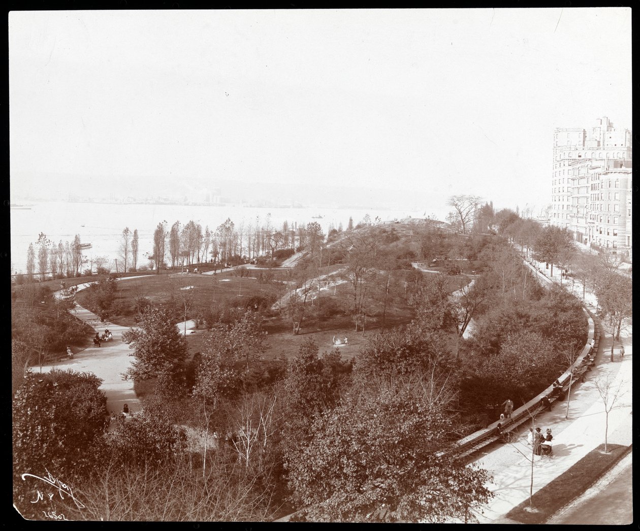 Ilmakuva Riverside Parkista koilliseen, New York, noin 1893 (hopeagelatiinipaino). tekijältä Byron Company