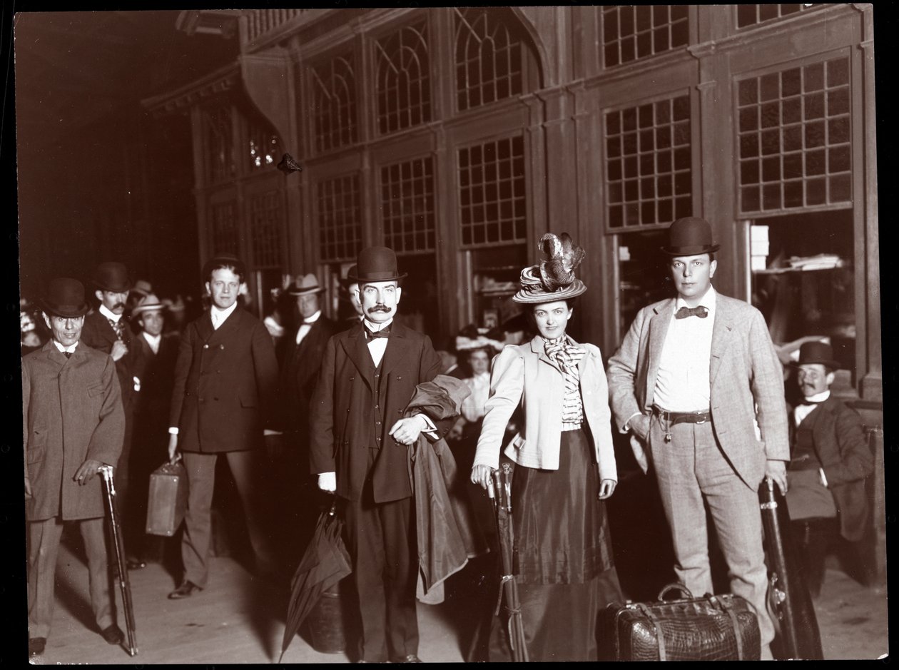 Alice Nielsen, Eugene Cowles ja Frank Perley ennen kuin nousevat erikoisjunaan, joka matkasi Torontoon, Kanadaan, 1898 (hopeagelatiiniprintti) tekijältä Byron Company