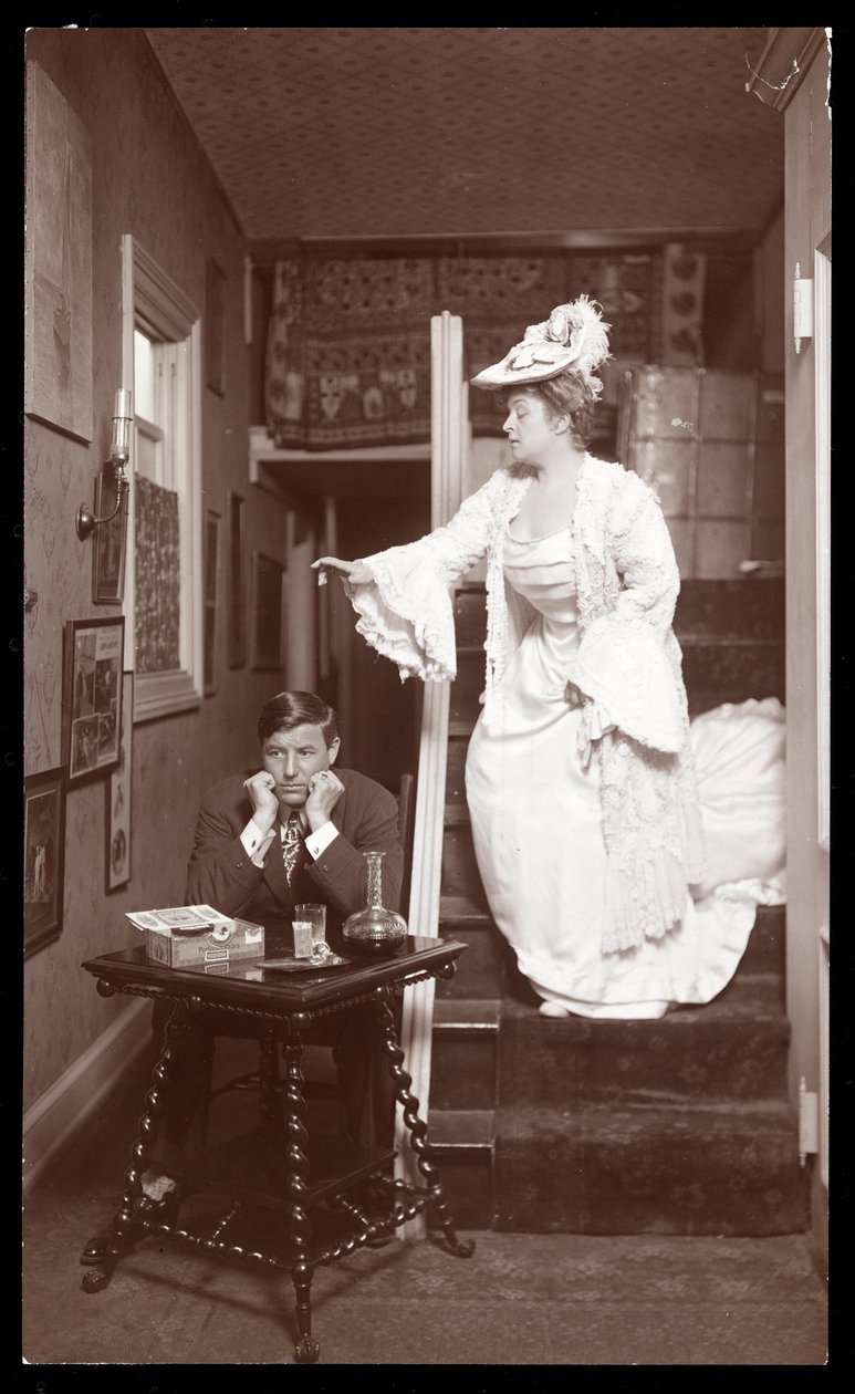 Amelia Bingham ja C. Richmond poseerasivat hänen asunnossaan, 1905 (hopeagelatiiniprintti) tekijältä Byron Company