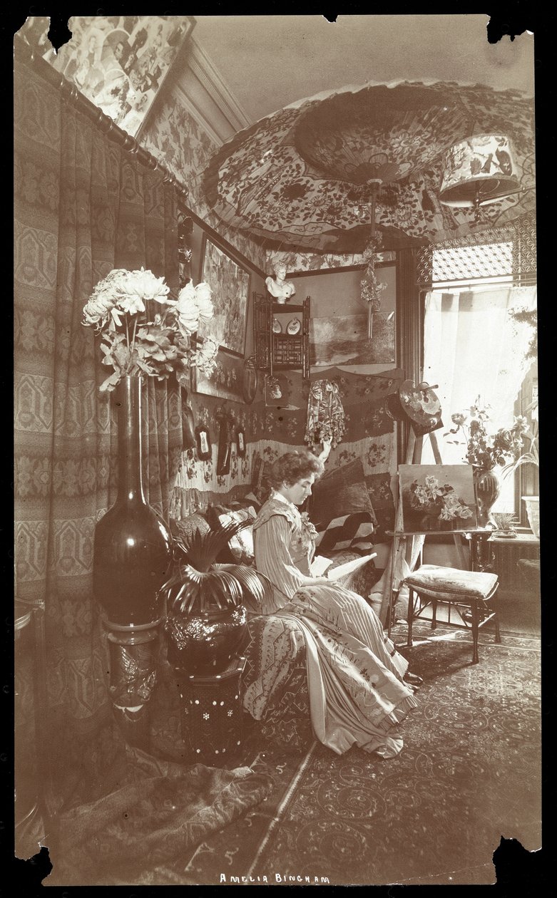 Amelia Bingham istuu asunnossaan lukemassa, n. 1905 (hopeagelatiiniprintti) tekijältä Byron Company