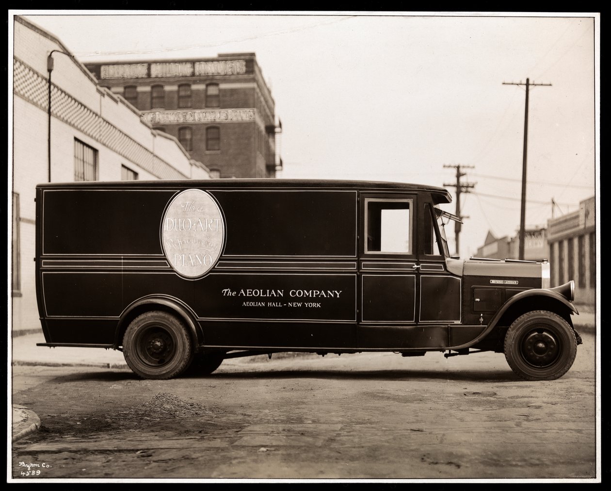 Aeolian Company Pierce Arrow -kuljetusauto osoitteessa 711 East 139th Street, Harlem, New York, 1926 (hopeagelatiiniprintti) tekijältä Byron Company