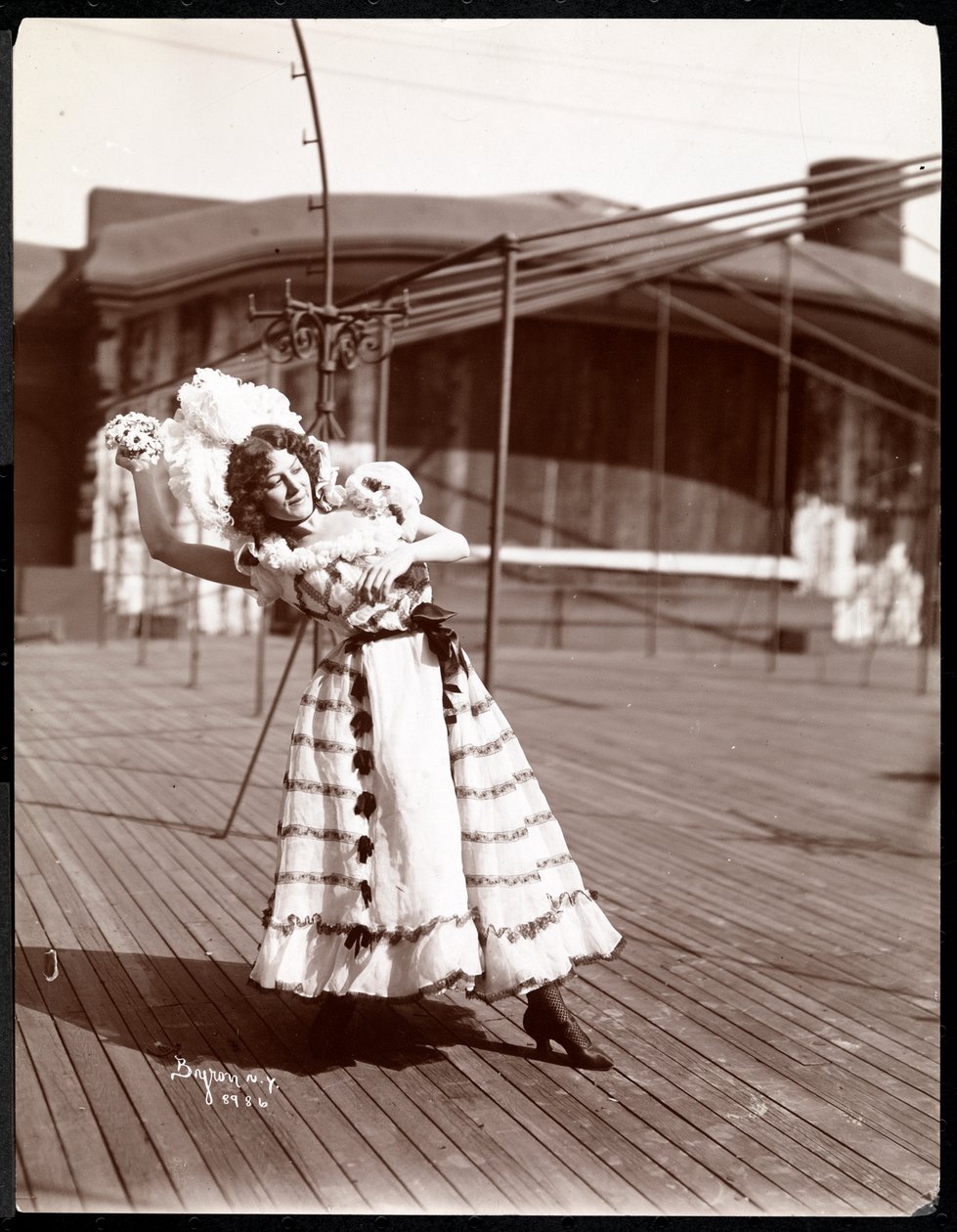 Pukupukuinen näyttelijä harjoittelee luultavasti New York Theatren katolla, New York, 1900 (hopeagelatiiniprintti) tekijältä Byron Company