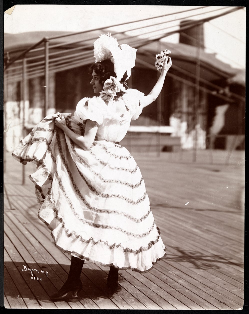 Näyttelijä puvussa harjoittelemassa luultavasti New Yorkin teatterin katolla, New York, 1900 (hopeagelatiinipaino). tekijältä Byron Company