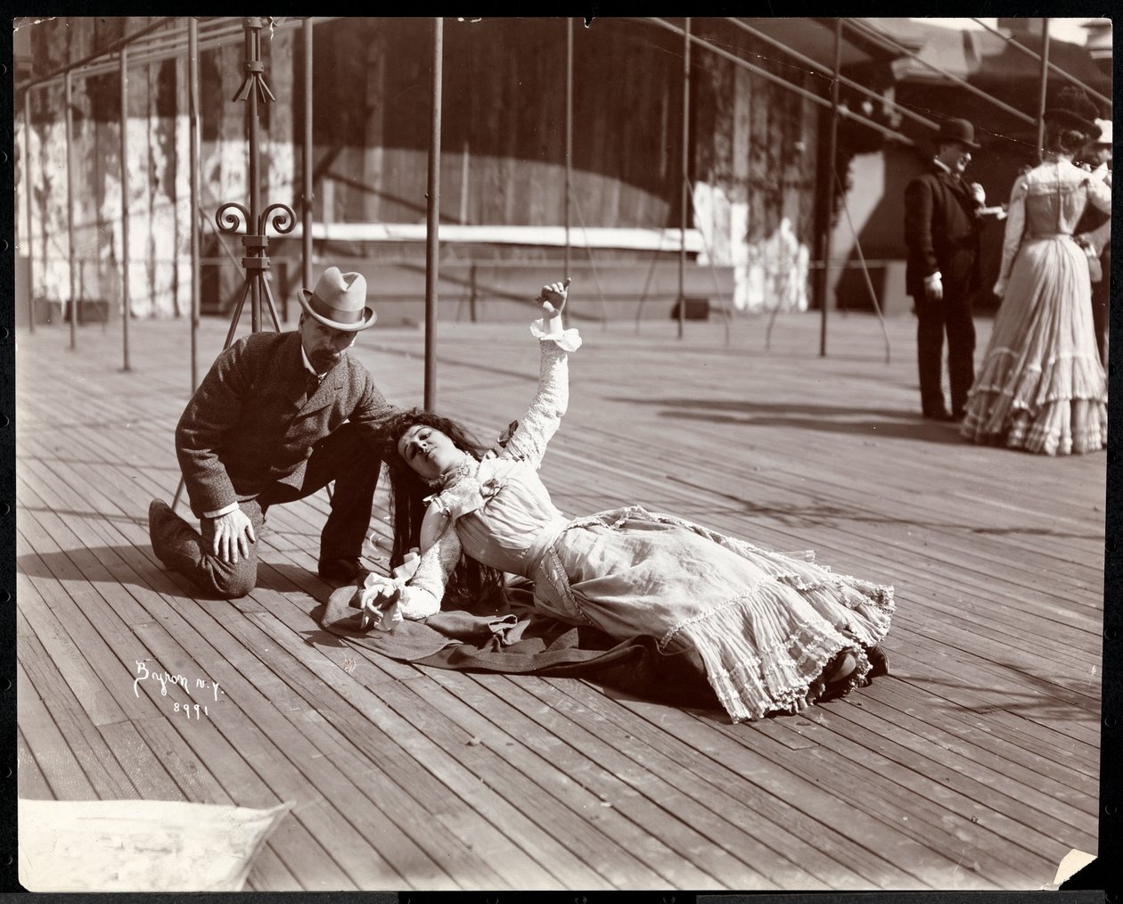 Pukupukuinen näyttelijä harjoittelee luultavasti New York Theatren katolla, New York, 1900 (hopeagelatiiniprintti) tekijältä Byron Company
