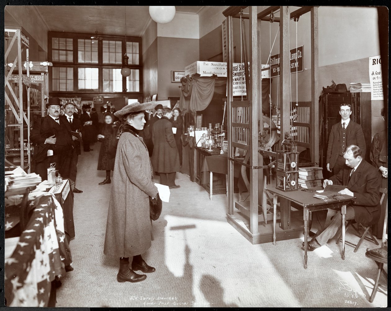 Turvalaitteiden näyttely American Institute of Social Servicessä, New York, 1906-07 (hopeagelatiiniprintti) tekijältä Byron Company
